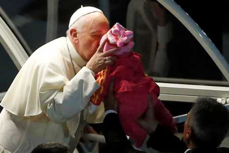 Papa Francisco no Brasil beija crian&ccedil;a