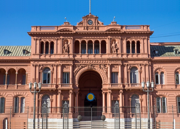 Plano motosserra: Javier Milei corta mais de 5.000 funcionários públicos federais