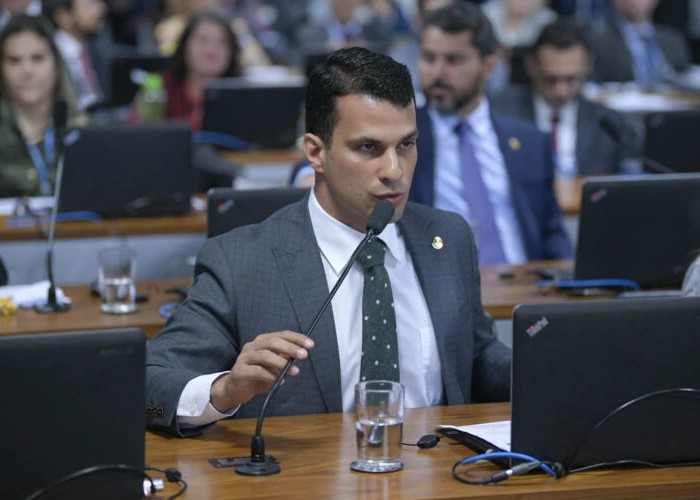 Modelo registra boletim de ocorrência por estupro acusando senador