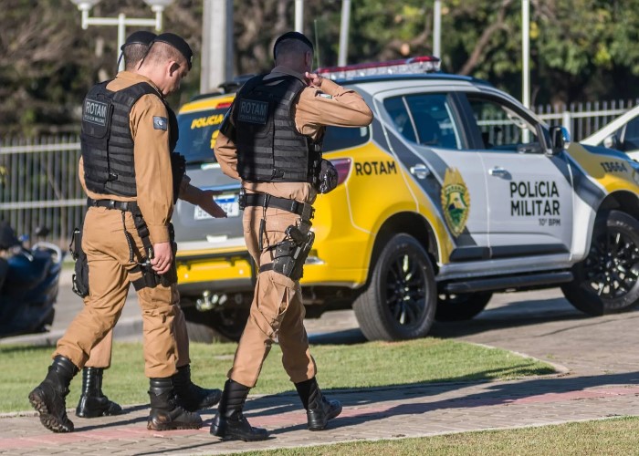 Policiais trocam tiros em briga de trânsito, um policial foi preso e outro levado para hospital