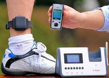 Deputados aprovam projeto que obriga preso a pagar por tornozeleira eletrônica