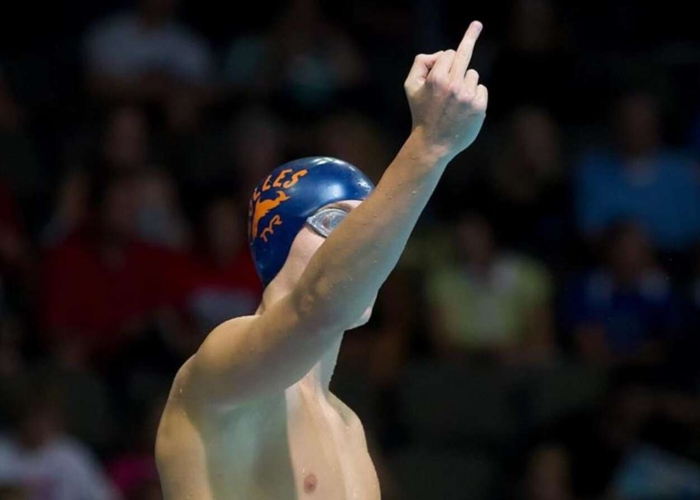 Mostrar o dedo do meio não é crime, considera juiz