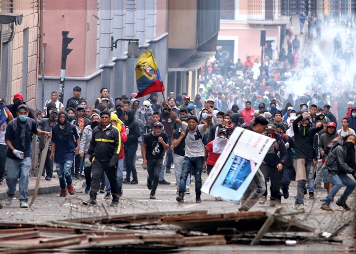 Equador autoriza posse e porte de armas para civis e decreta estado de emergência