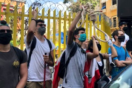 Manifestantes defendem enforcar políticos do Líbano após explosão
