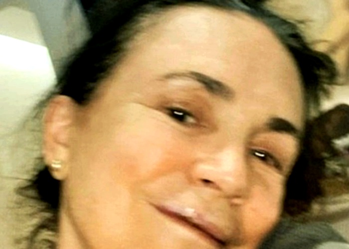 Regina Duarte cai em calçada e quebra três dentes