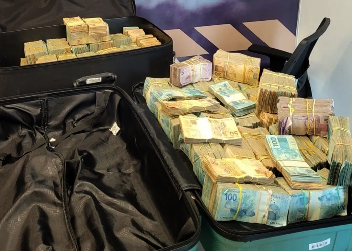 PF apreende passageiro com malas de dinheiro no Aeroporto Castro Pinto