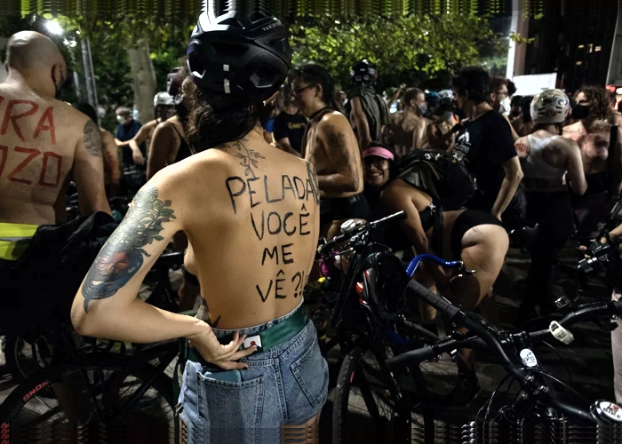 Ciclistas pedalam nus em protesto para conscientizar sobre acidentes de trânsito