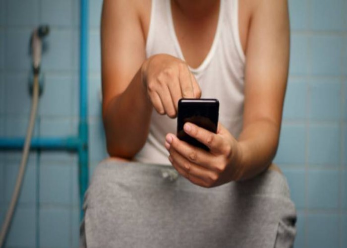 Entenda por que usar o celular no banheiro é perigoso para sua saúde
