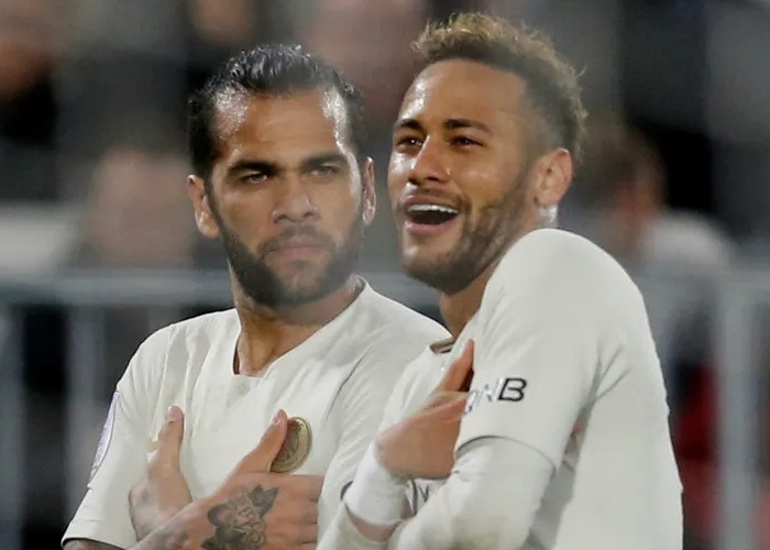 Neymar desembolsa R$ 800 mil para reduzir pena do ex-jogador Daniel Alves