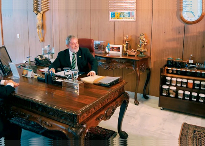 Lula proíbe ministros de entrar com celular no gabinete presidencial