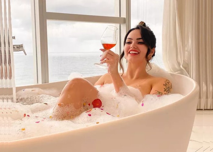 Filha de Kely Key surge plena em banheira de espuma