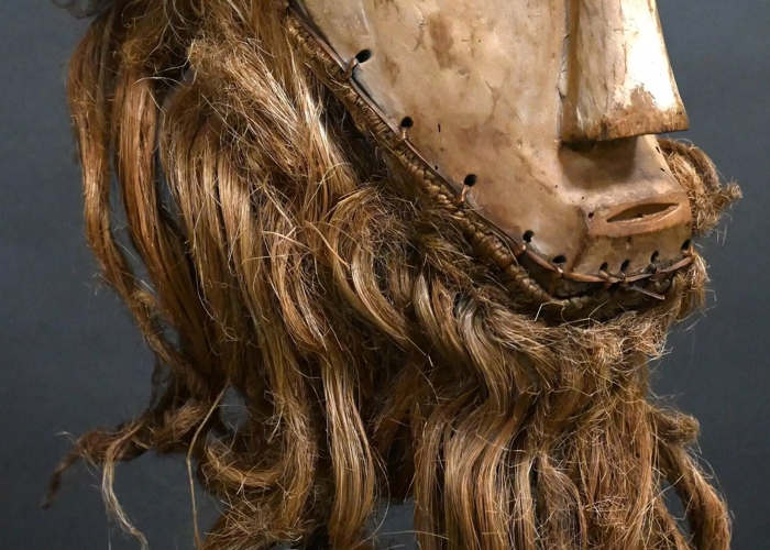 Aposentados vendem máscara por R$ 750,00 e peça é leiloada por R$ 22 milhões