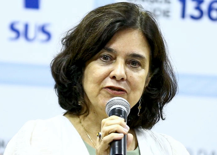 Ministra da Saúde defende o conhecimento científico e o combate ao negacionismo