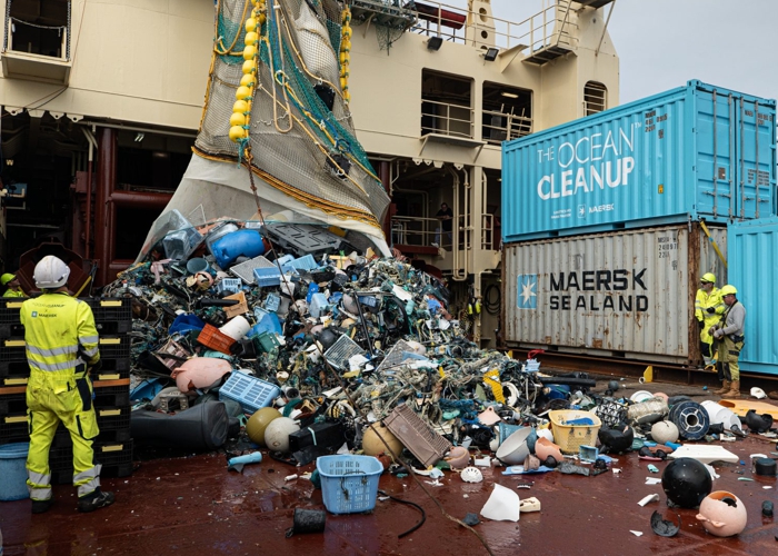 Mundo joga um caminhão de lixo, por minuto, nos oceanos