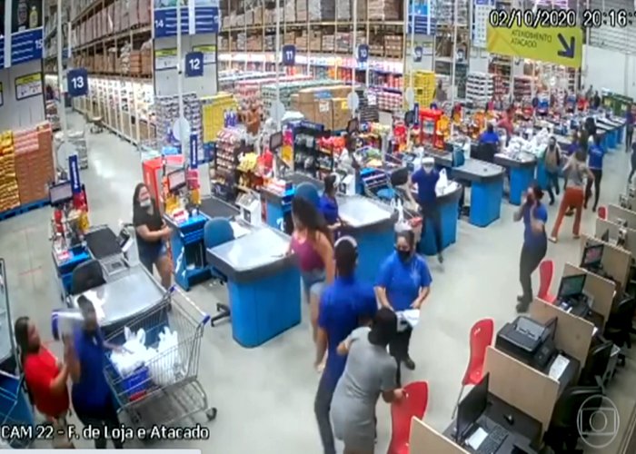 Prateleiras gigantes com produtos desabam em supermercado em cima de clientes