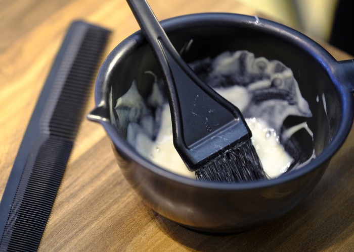 Uso de produtos químicos nos cabelos pode trazer riscos, alerta ministério