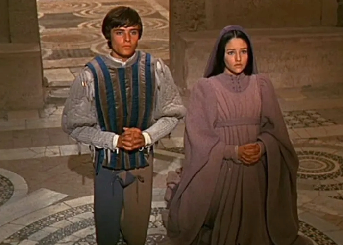 Astros do filme Romeu e Julieta processam estúdio por cena de nudez