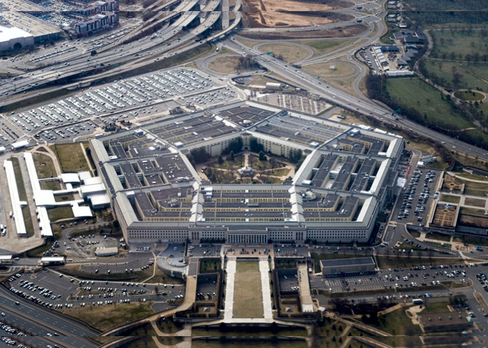 EUA derrubam suposto balão espião chinês no oceano