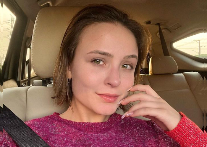 Larissa Manoela diz que sofreu julgamentos por ter a testa grande