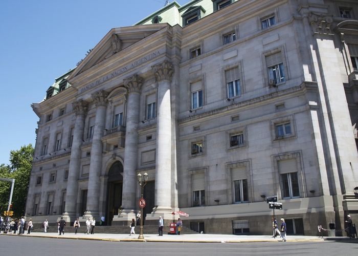 Com inflação recorde, BC da Argentina eleva juros a 81% ao ano