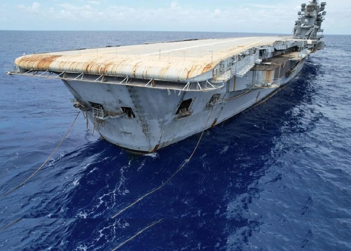 Porta-aviões: Afundamento não foi crime nem tragédia, mas mau exemplo, dizem analistas