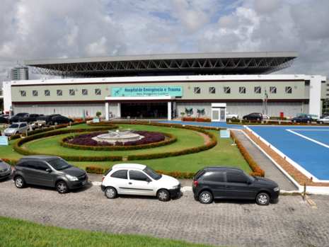 Homem fica ferido após ser atingido por tiros dentro do carro, em João Pessoa