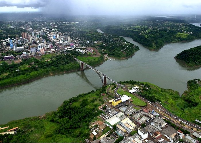Após sete meses, Ponte da Amizade é reaberta em Foz do Iguaçu