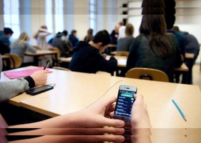 Itália proíbe uso de celulares em salas de aula