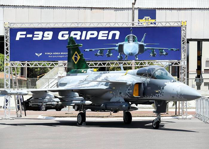 O primeiro dos 36 caças sueco F-39E Gripen está a caminho do Brasil
