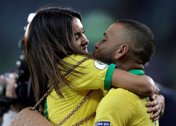 Abalado com divórcio, Daniel Alves faz greve de fome na prisão