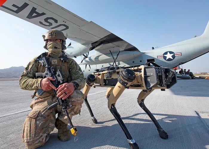 Força Aérea americana faz testes com cães-robôs em deserto dos EUA
